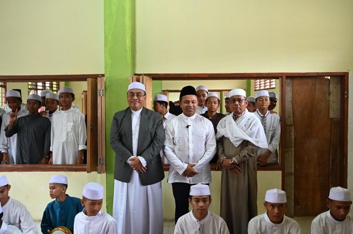 Kunjungi Ponpes Dalur Qur'an, Calon Gubernur Riau Abdul Wahid Didoakan Abuya Kariman