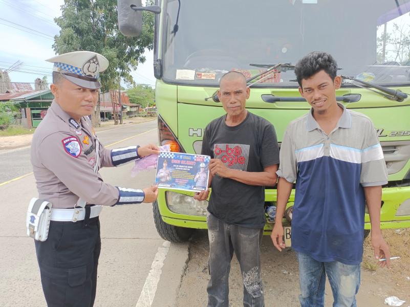 Himbauan Keselamatan Berlalu Lintas, Polres Inhu Berikan Brosur dan Stiker