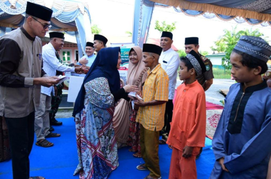 Bupati Kasmarni Beri Santunan di Batu Panjang Kecamatan Rupat