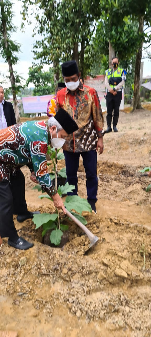 DPP SantanNU dan Sekjen Kemenag RI Serahkan Bantuan untuk Pesantren dan Anak Yatim, Sekaligus Menanam Kurma