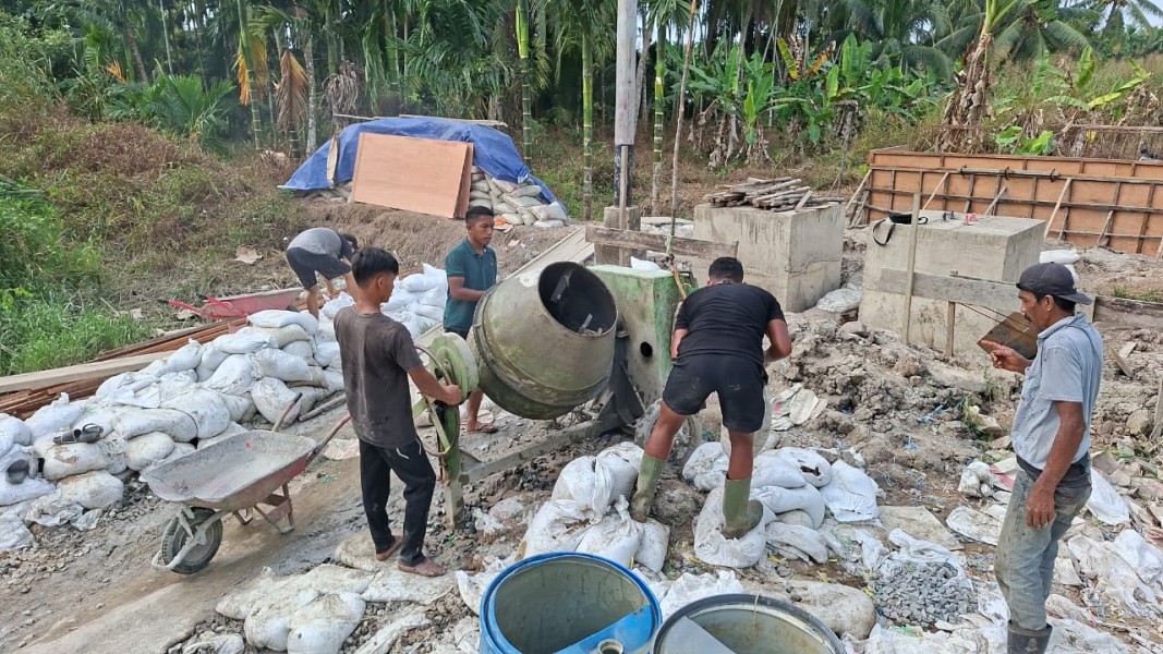 Terik Matahari Tak Surutkan Semangat TNI dan Warga Pacu Pembangunan Jembatan Garuda di Seberang Tembilahan
