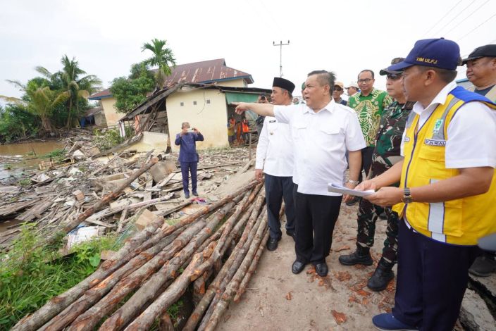 Serahkan Bantuan, Pj Gubri Gerak Cepat Cari Solusi Atasi Longsor di Tembilahan