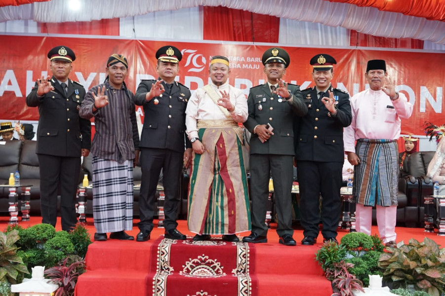 Upacara Penurunan Bendera Hari Kemerdekaan Republik Indonesia ke-79 di Kecamatan Mandau