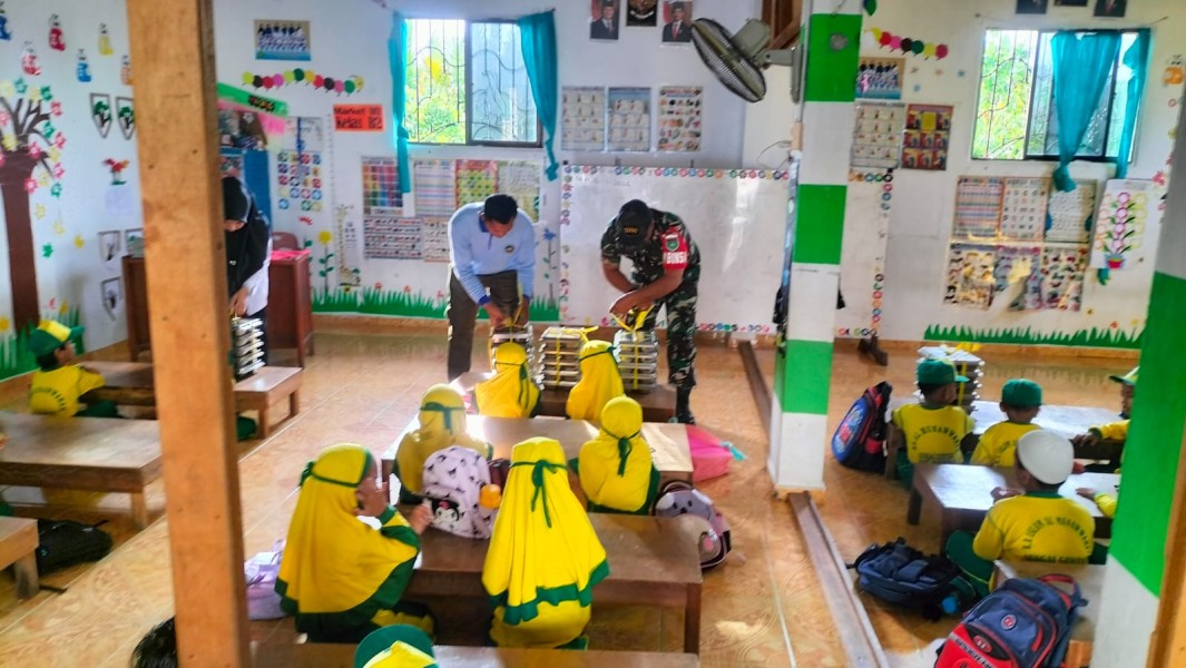 Dukung Generasi Sehat, Koramil 06/Kateman Dampingi Program MBG