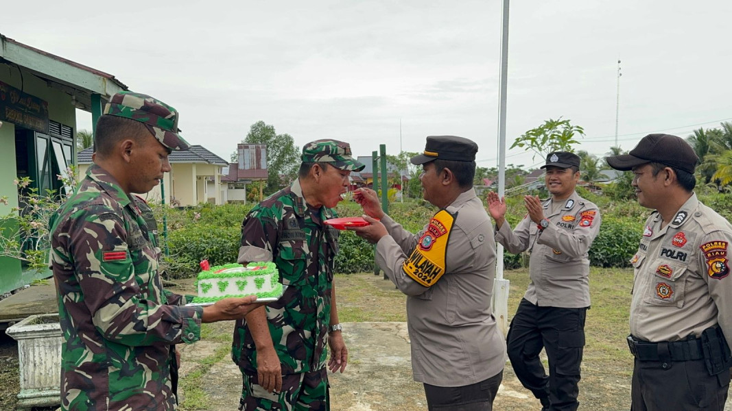 Kapolsek Kuindra Berikan Kejutan HUT TNI ke-79 di Koramil 04/KDR