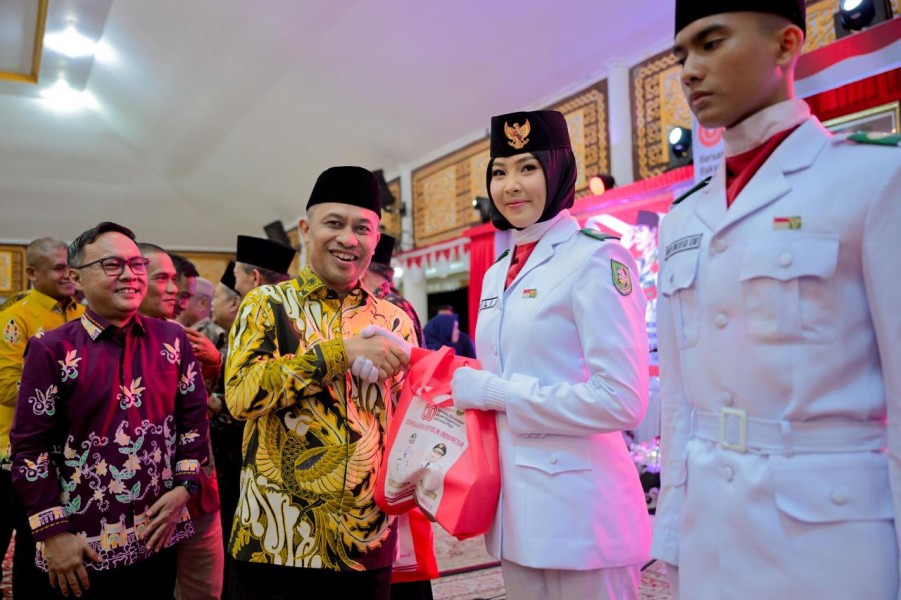 Pemkab Bengkalis Berikan Cenderamata Kepada Pejuang dan Perancang Lambang Kabupaten Bengkalis