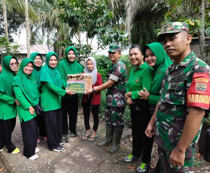 Pengurus Persit KCK LIV Kodim 0314/Inhil Serahkan Bantuan untuk Masyarakat Terdampak Banjir di Sialang Panjang