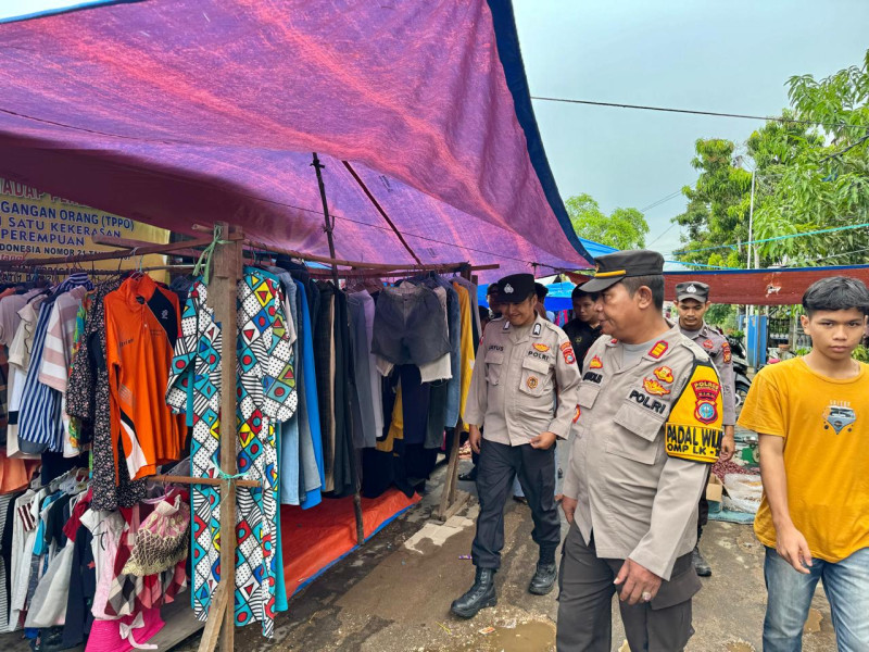 Sambangi Pasar Mingguan, Kapolsek Sampaikan Himbauan Kamtibmas