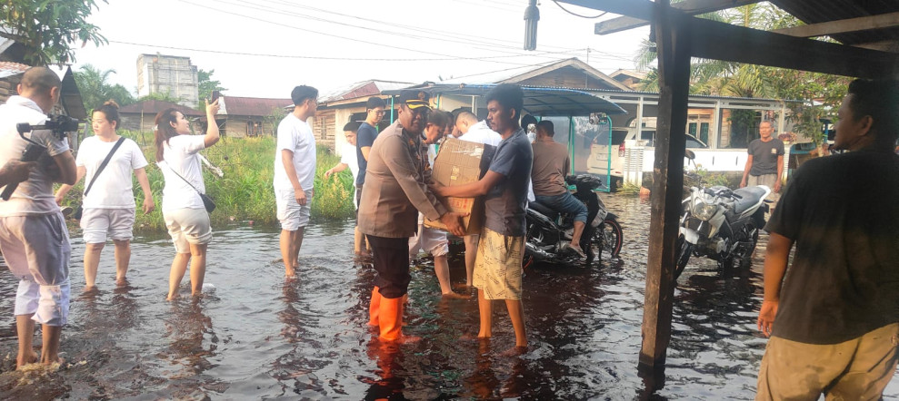 Kapolsek Bangko Berikan Bantuan Sosial Terhadap Masyarakat yang Terdampak Banjir