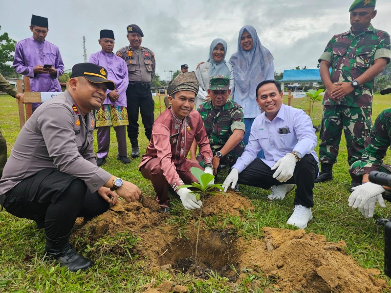 Momen Hardiknas, Polsek Lirik Bersama Stakeholder Tanam Pohon sebagai Wujud Nyata Peduli Lingkungan