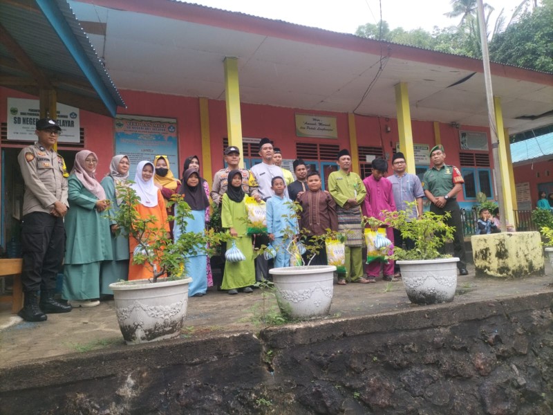 Bakti Sosial PGRI Kecamatan Selayar Salurkan Bantuan Sembako Kepada Siswa Siswi Yang Kurang Mampu.