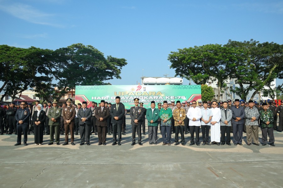 Hari Bhayangkara ke-79, Polres Inhu Gelar Upacara dan Syukuran serta Berikan Penghargaan Kepada Forkopimda