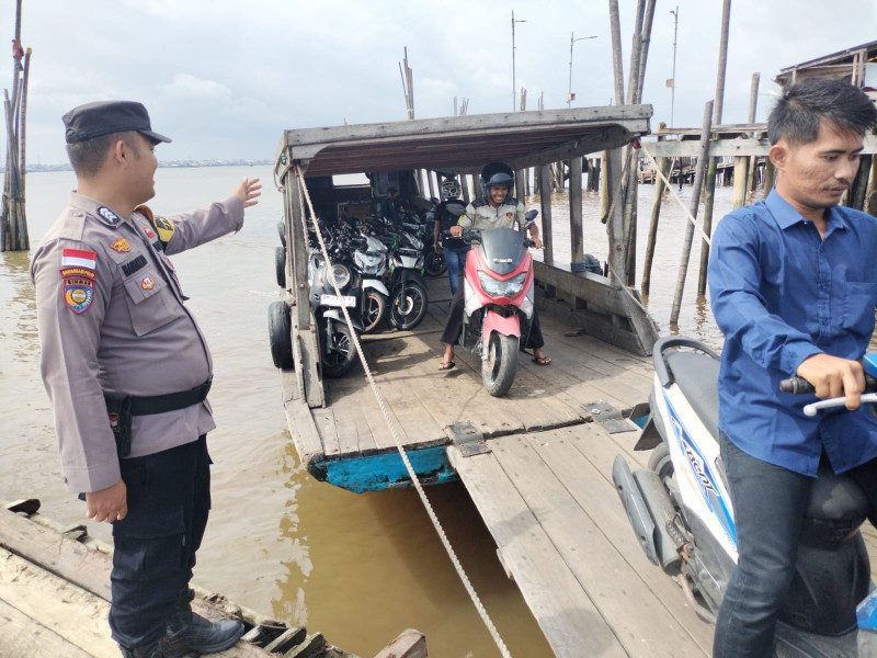 Ops Lilin LK, Polsek Rangsang Barat Pantau Arus Penumpang di Pelabuhan Penyeberangan