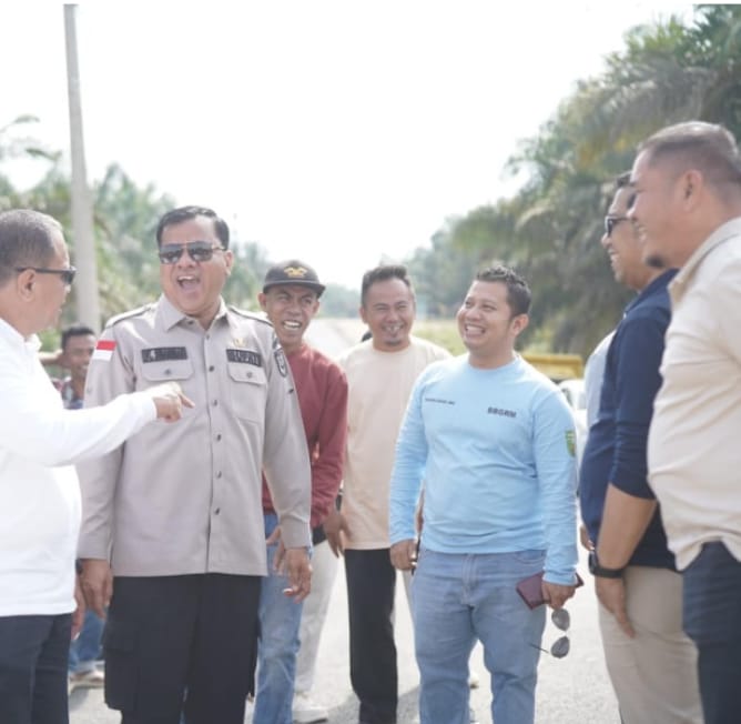 Bupati Kuansing Dr. H Suhardiman Amby Tinjau Jalan Aspal Baru di Desa Setiang Pucuk Rantau