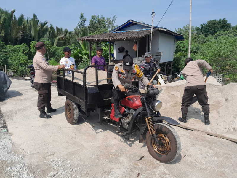 Jelang Pilkada 2024, Polsek Kuala Kampar Bersama TNI Sambang Buruh Angkut dan Sampaikan Pesan Ini