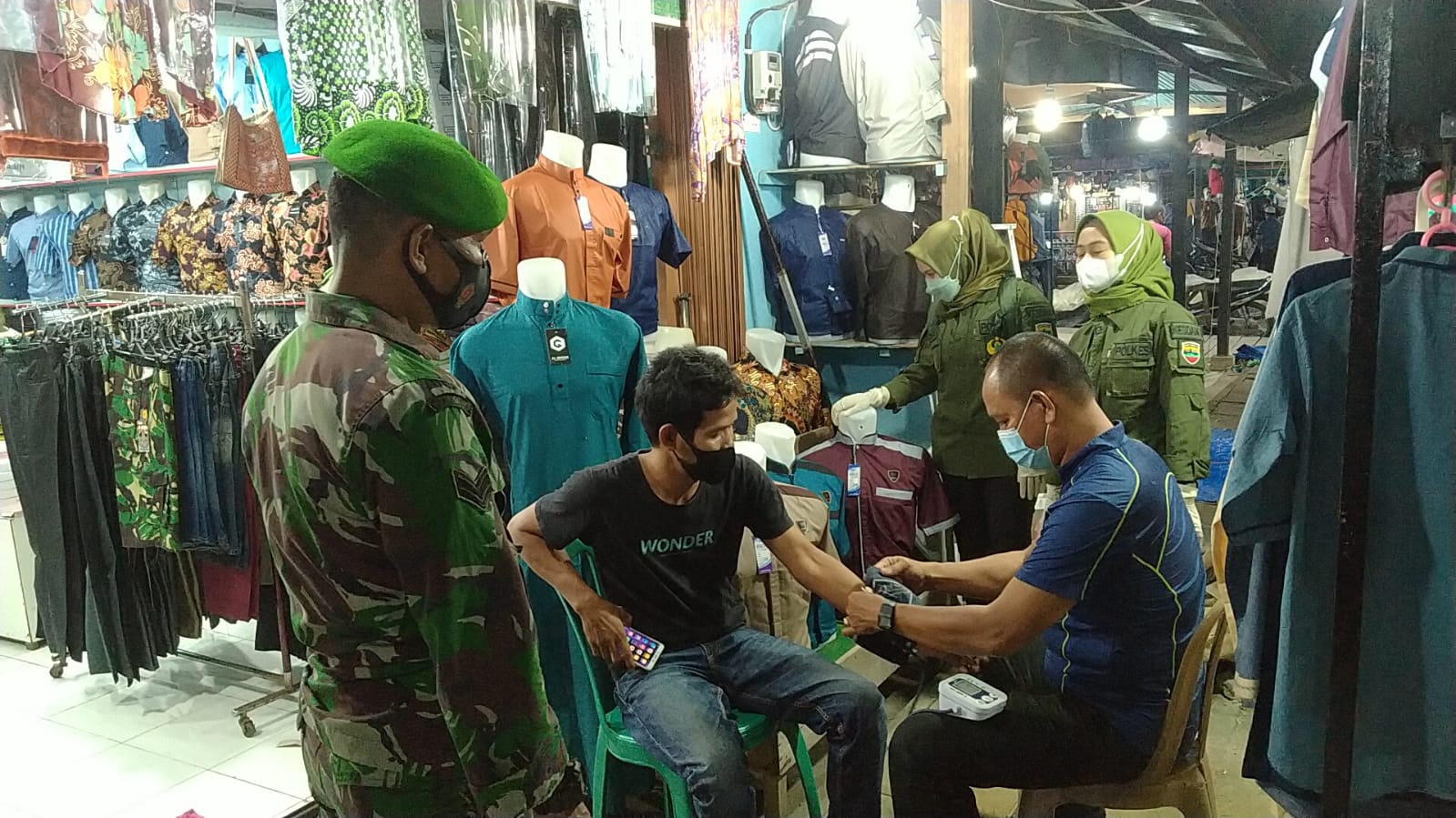 Kodim 0314/Inhil Laksanakan Serbuan Vaksinasi di Pasar Jongkok