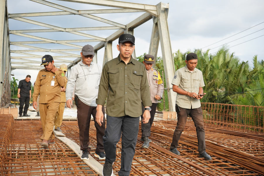 Pj. Bupati Inhil Tinjau Progres Pengerjaan Jembatan Parit 16 Desa Pulau Kecil