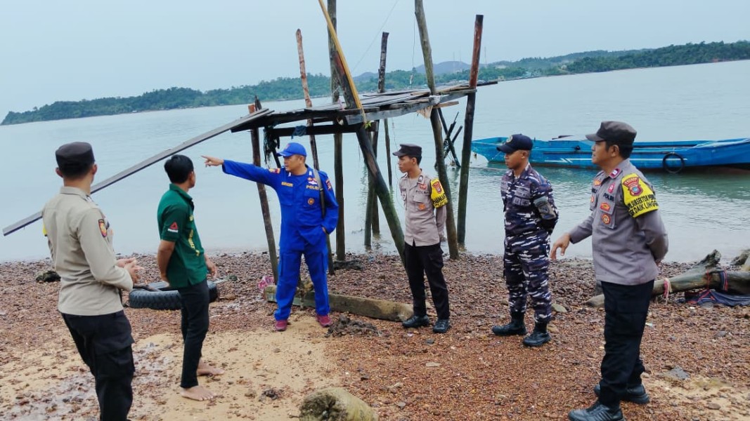 Kapolsubsektor Penuba Respon Cepat Tinjau Lokasi Pelantar Warga Roboh Akibat Cuaca Ekstrem.