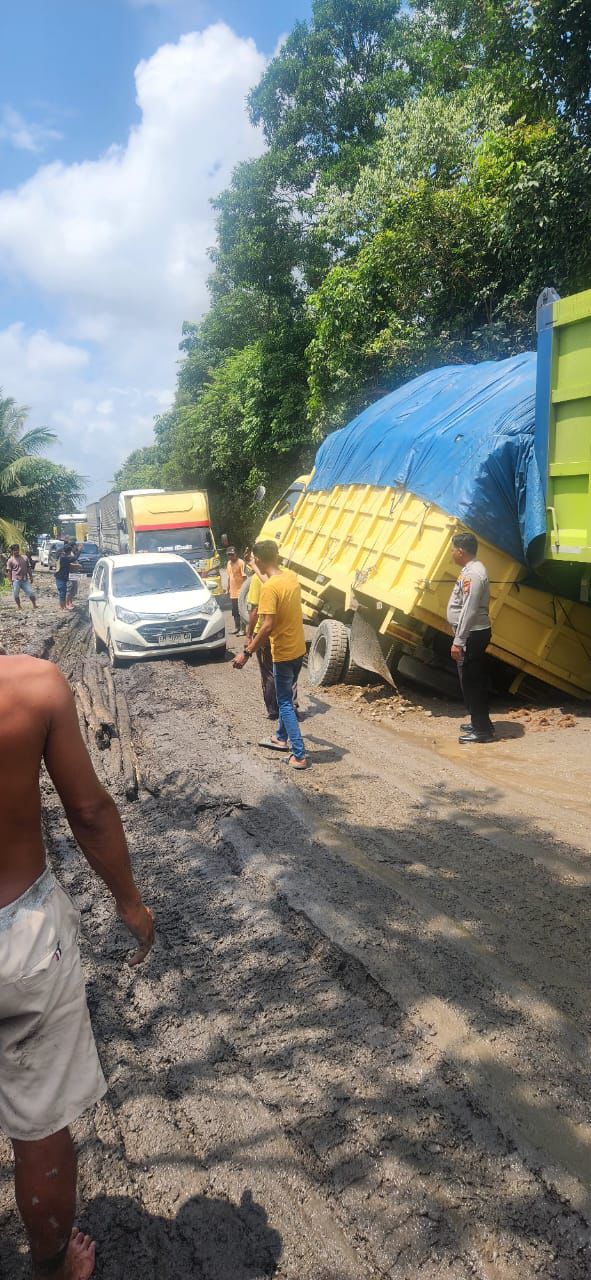 Unit Lantas Polsek Singingi Hilir Respon Cepat Atasi Kemacetan di Jalan Lintas Desa Sungai Paku