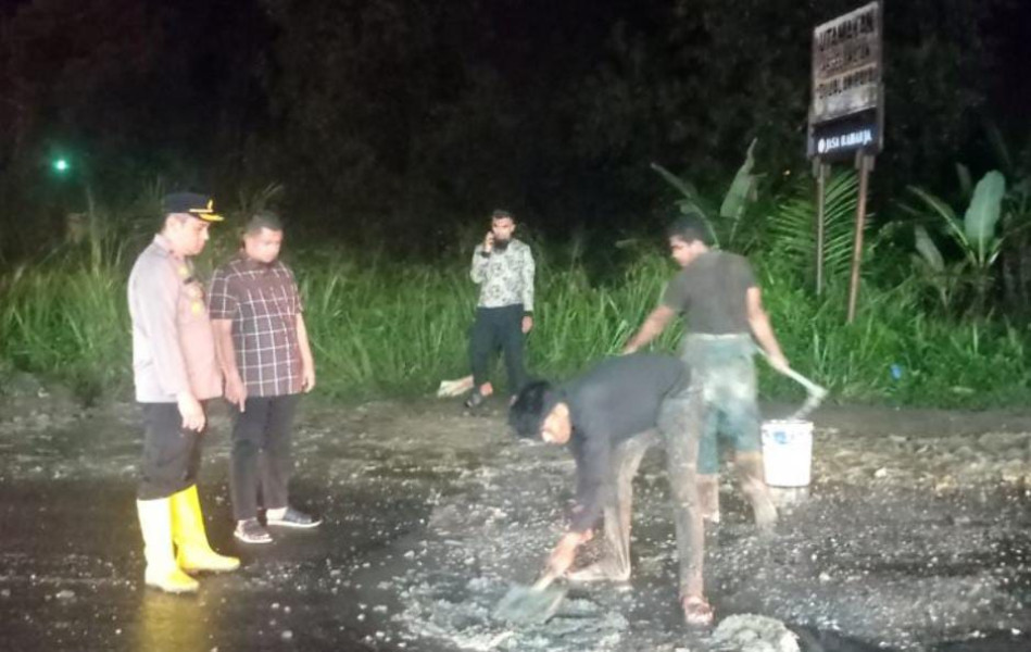 Tanggapi Informasi Masyarakat, Camat dan Kapolsek Mandau Timbun Jalan Berlobang