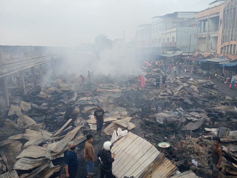Tangis Pedagang Iringi Kebakaran Pasar Induk Tembilahan: Habis Semua Dagangan Kami…