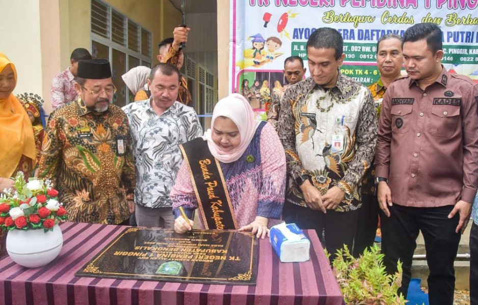 Bupati Bengkalis Kasmarni ketika meresmikan TK Negeri 1 Pembina, Kecamatan Pinggir