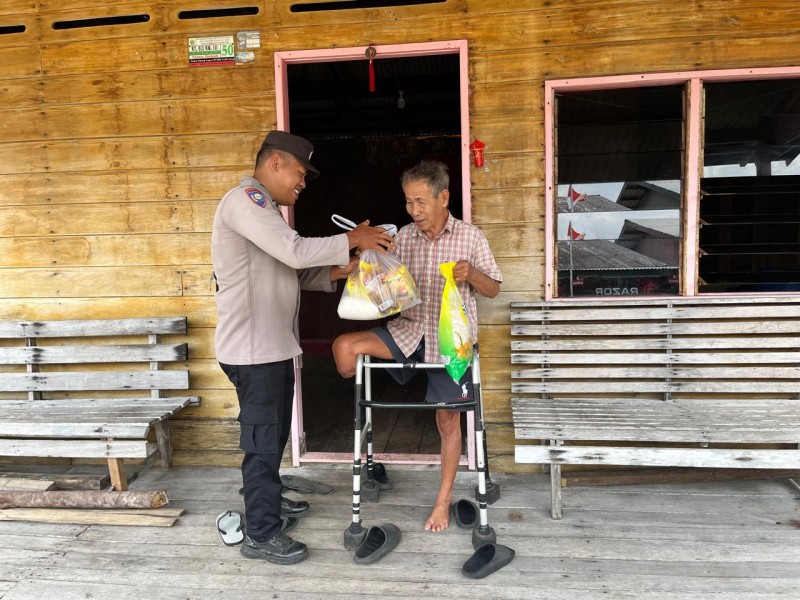 Polsek Daik Lingga Gelar Jumat Berkah, Salurkan Paket Sembako bagi Masyarakat.