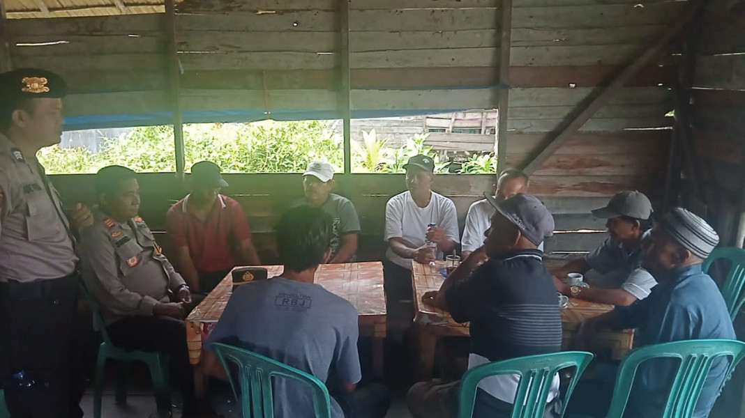 Berbaur Bersama Warga di Warung Kopi, Kapolsek Kuindra Sampaikan Pesan Kamtibmas dan Pilkada Damai
