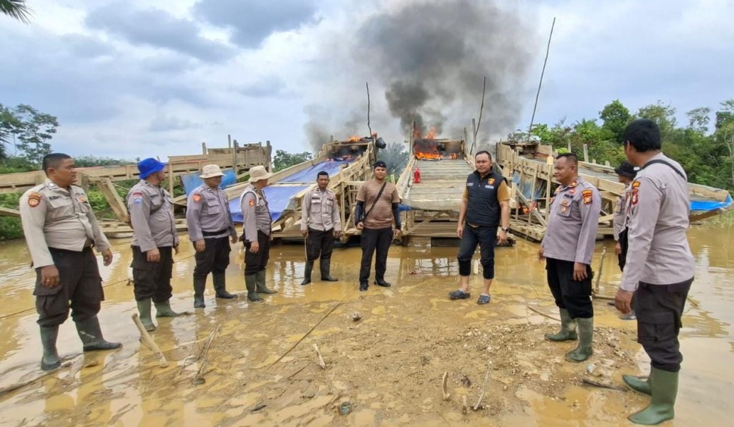 Masifkan Edukasi kepada Warga, Polsek Peranap Kembali Bakar Rakit PETI