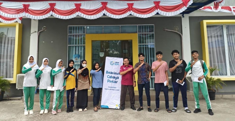 PLN UP3 Rengat Bersama YBM PLN Salurkan Beasiswa Cahaya Pintar