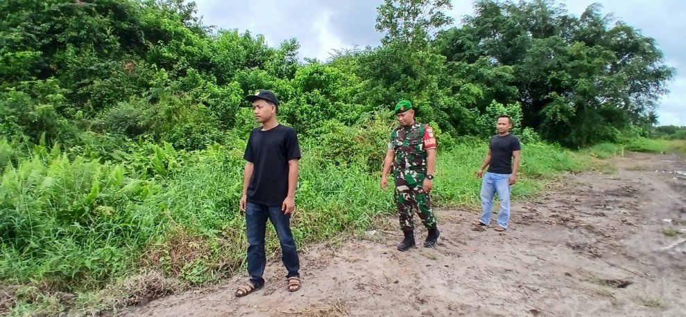Babinsa Koramil 06/Kateman Intensifkan Patroli Tapal Batas Untuk Antisipasi Karhutla
