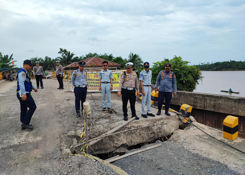 Satlantas Polres Inhu Bersama Forum LLAJ Tinjau Kerusakan Jembatan Teluk Sungkai