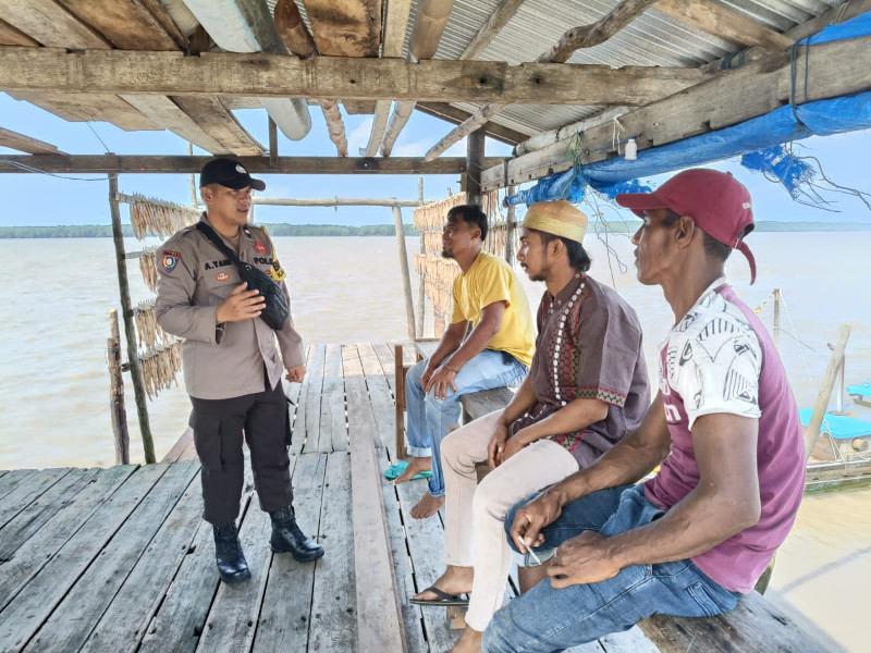 Sambangi Warga Pesisir, Personel Polsek Kuindra Sampaikan Himbauan Kamtibmas dan Pilkada Damai