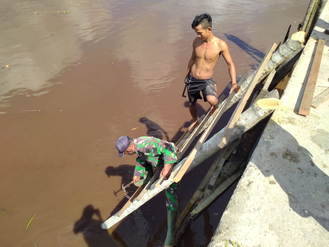 Antisipasi Terjadi Kecelakaan, Satgas TMMD Perbaiki Tangga di Pelabuhan Desa Teluk Bunian