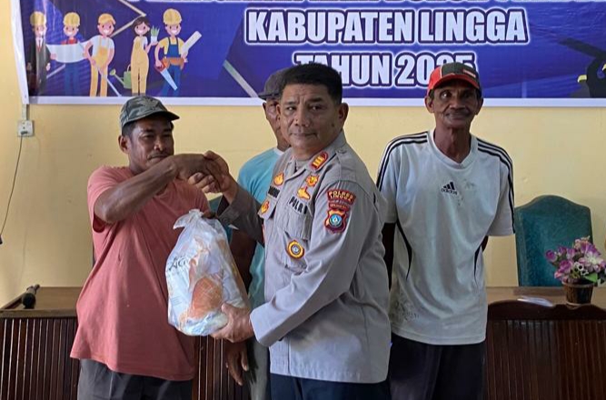 Polres Lingga Kawal Penyaluran 181 Paket Sembako bagi Pekerja Harian Lepas dalam Kegiatan Bakti Sosial Disnakertrans.