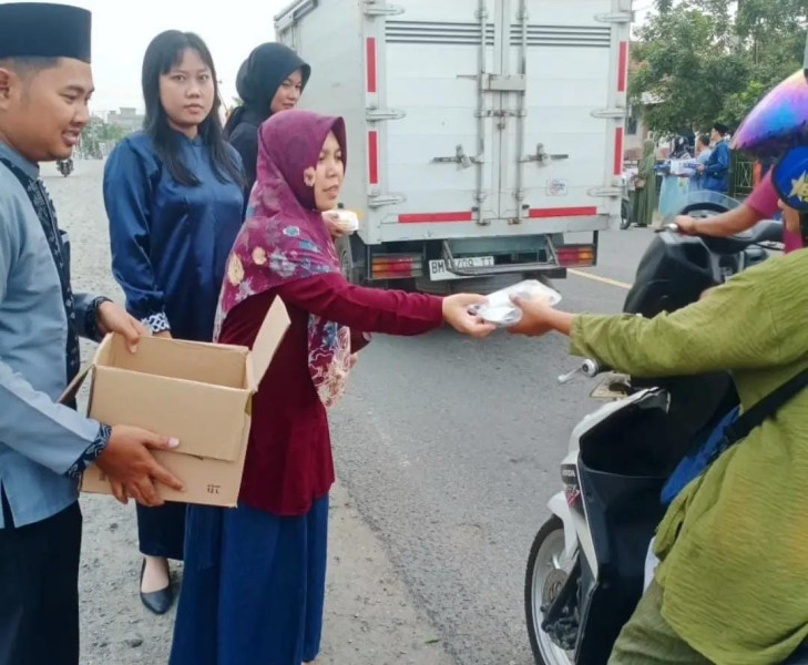 Dinas Perhubungan Inhu Bagikan Takjil di Rest Area