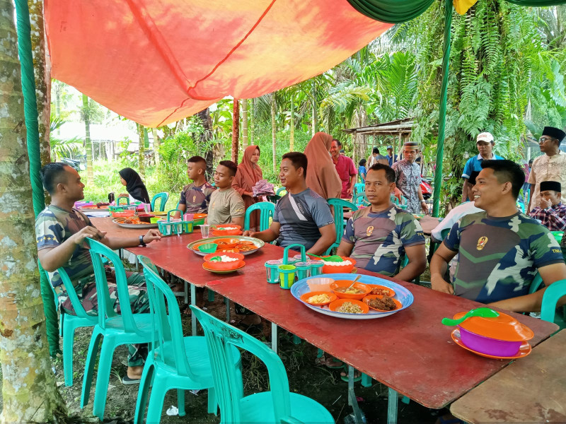 Berbaur Bersama Masyarakat, Personil Satgas TMMD ke 116 Kodim 0314/Inhil Hadiri Pesta Pernikahan