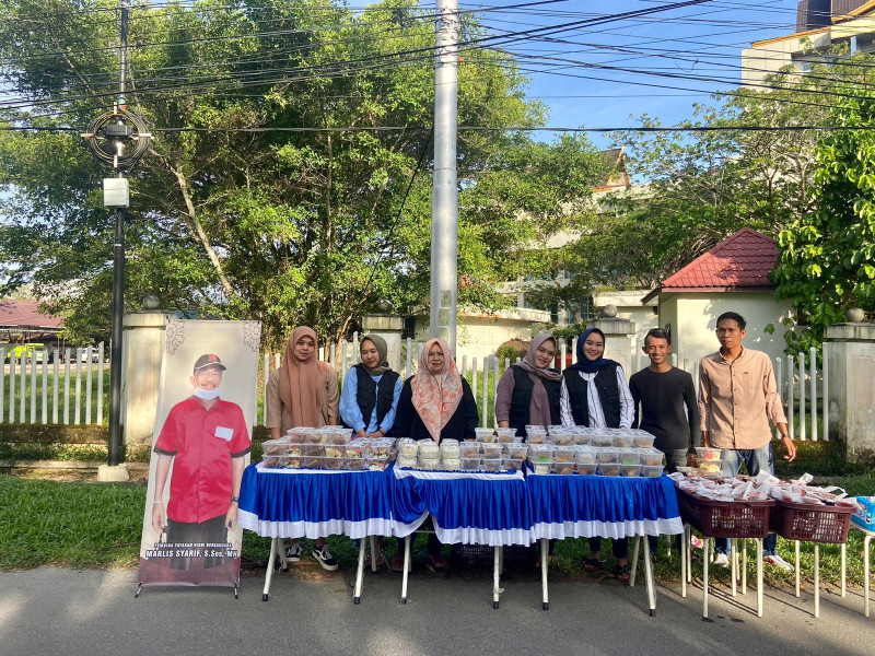 Peringati 100 Hari Almarhum Marlis Syarif,Yayasan Vioni Bersaudara Bagikan Takjil