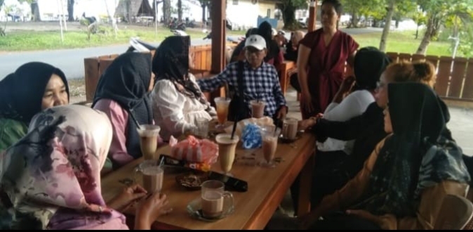 Emak-emak Terus Sosialisasikan Paslon Bupati Lingga H Alias Wello dan H Muhammad Ishak