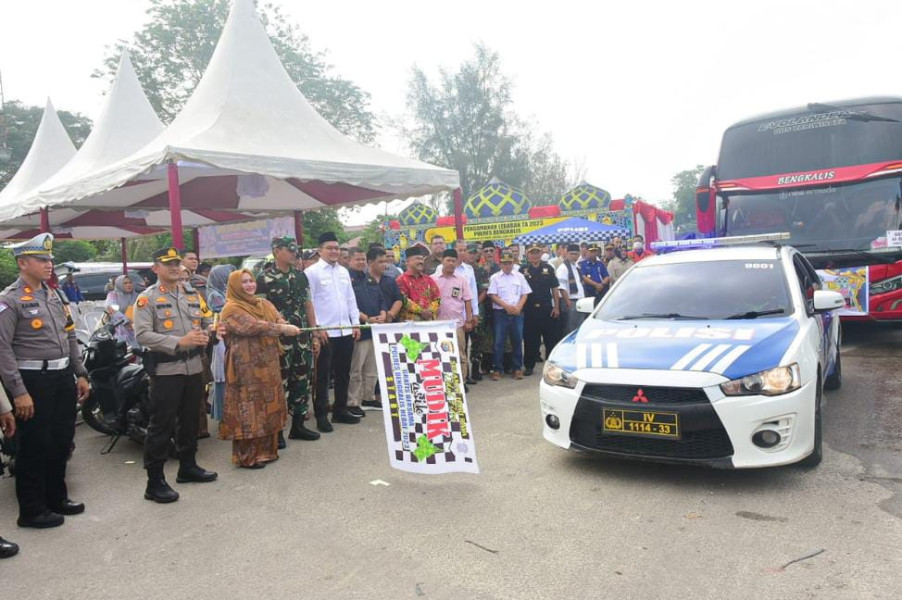 Bupati Bengkalis Kapoles dan Dandim Beserta Lepas Bus Mudik Asik Gratis