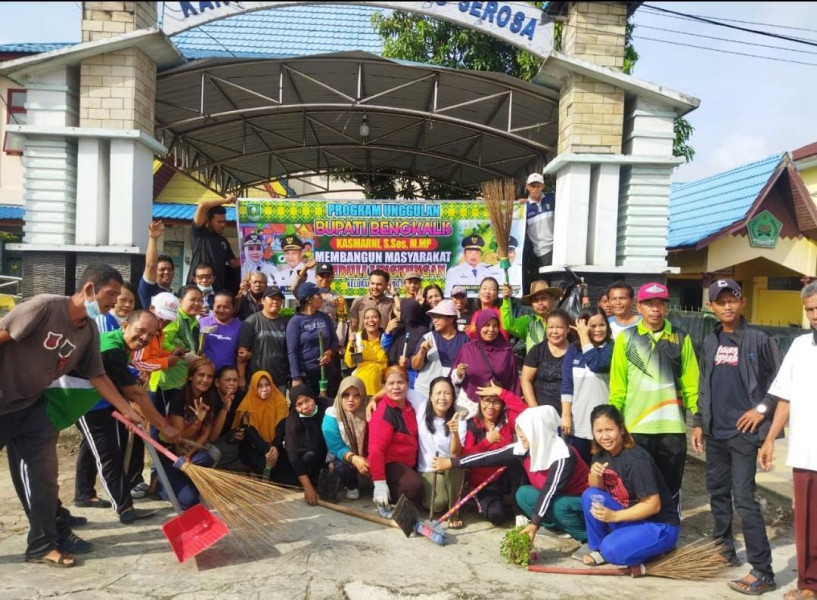 Kelurahan Batang Serosa Mengadakan Gotong Royong Bersama Warga Setempat