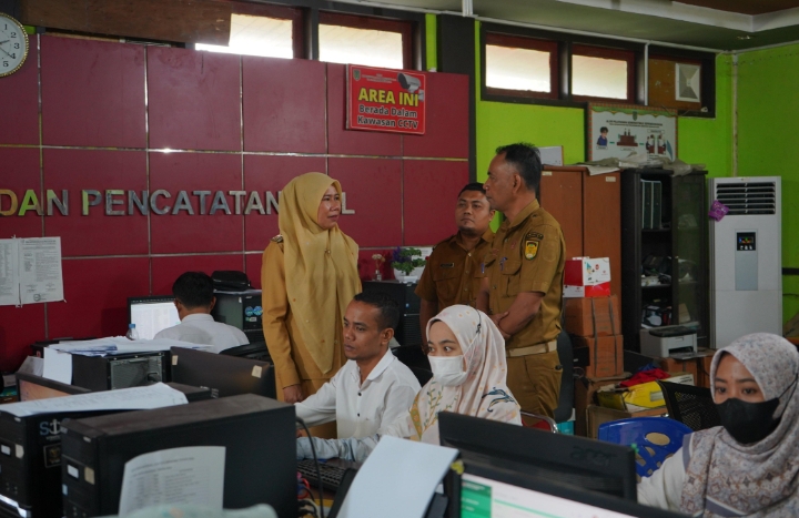 Hari Pertama Bertugas, Wabup Inhil Sidak ke Dukcapil dan Tinjau Operasi Pasar Murah