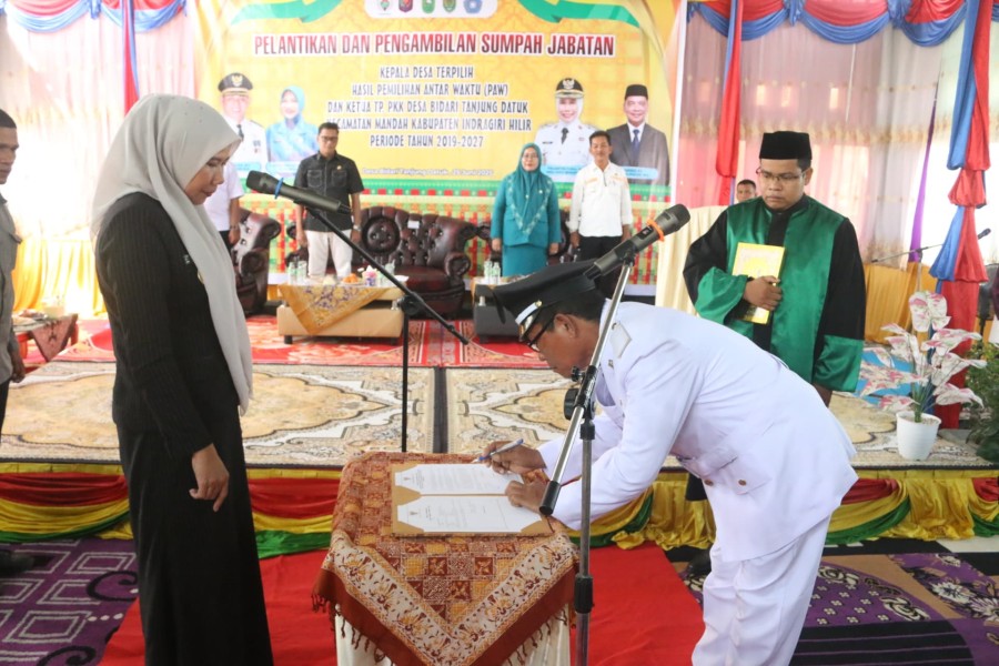 Lantik Kades Bidari Tanjung Datuk, Wabup Harap Pengelolaan Anggaran Lebih Selektif