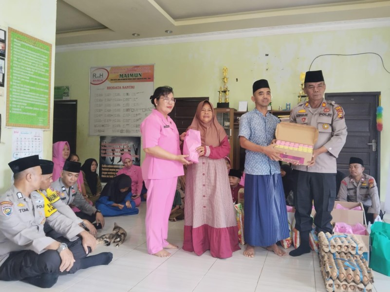 Bersama Bhayangkari, Polsek Rengat Barat Berikan Bansos dan Takjil ke Panti Asuhan Maimun Kota Lama