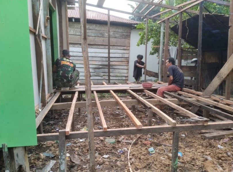 Wujud Nyata Kemanunggalan, Pembangunan RTLH TMMD Ke-130 Kodim 0314/Inhil di Kuala Lemang Masuk Tahap Pengecatan dan Pembuatan Dapur