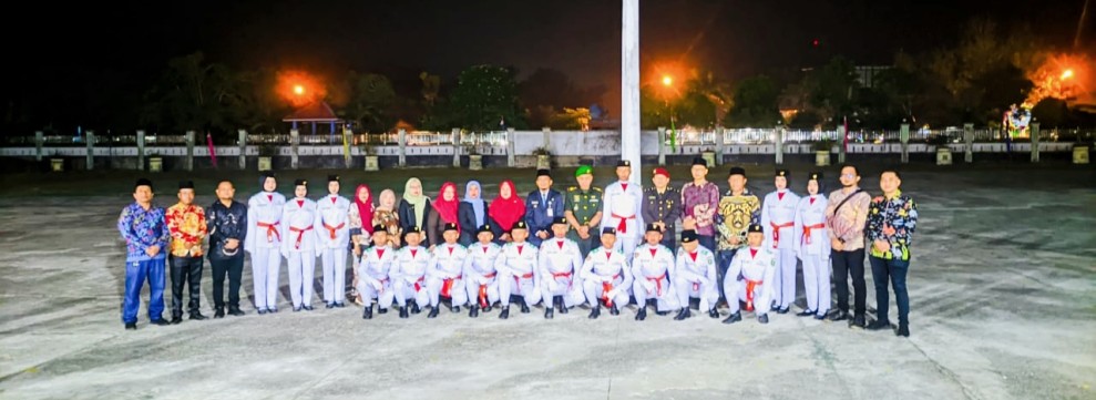 Pengukuhan 16 Paskibra, Camat Pinggir, Zama Rico Dakanahay, S.Sos, M.Si. Menekankan Pentingnya Disiplin dan Tanggung Jawab