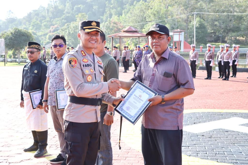 Kapolres Lingga Beri 7 Penghargaan Kepada Masyarakat.