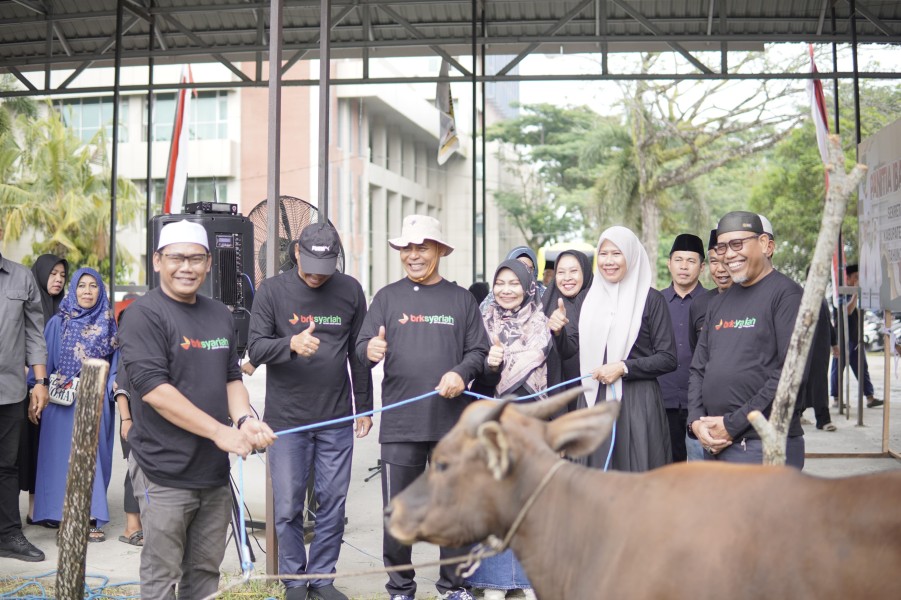Bupati H. Herman Pimpin Langsung Penyembelihan Kurban Iduladha 1446 H di Lingkungan Kantor Bupati Inhil