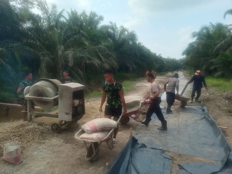 Pantang Menyerah! Satgas TMMD ke-130 Kodim 0314/Inhil Kebut Semenisasi Jalan, 810 Meter Tuntas Dikerjakan