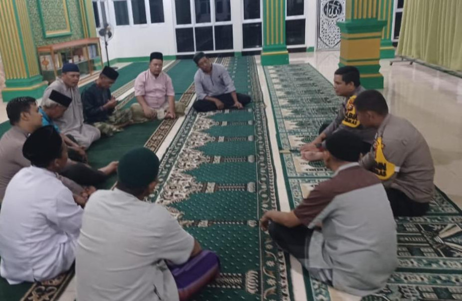 Usai Pilkada, Polisi di Pelalawan Pererat Silaturahmi dengan Sholat Bersama Masyarakat